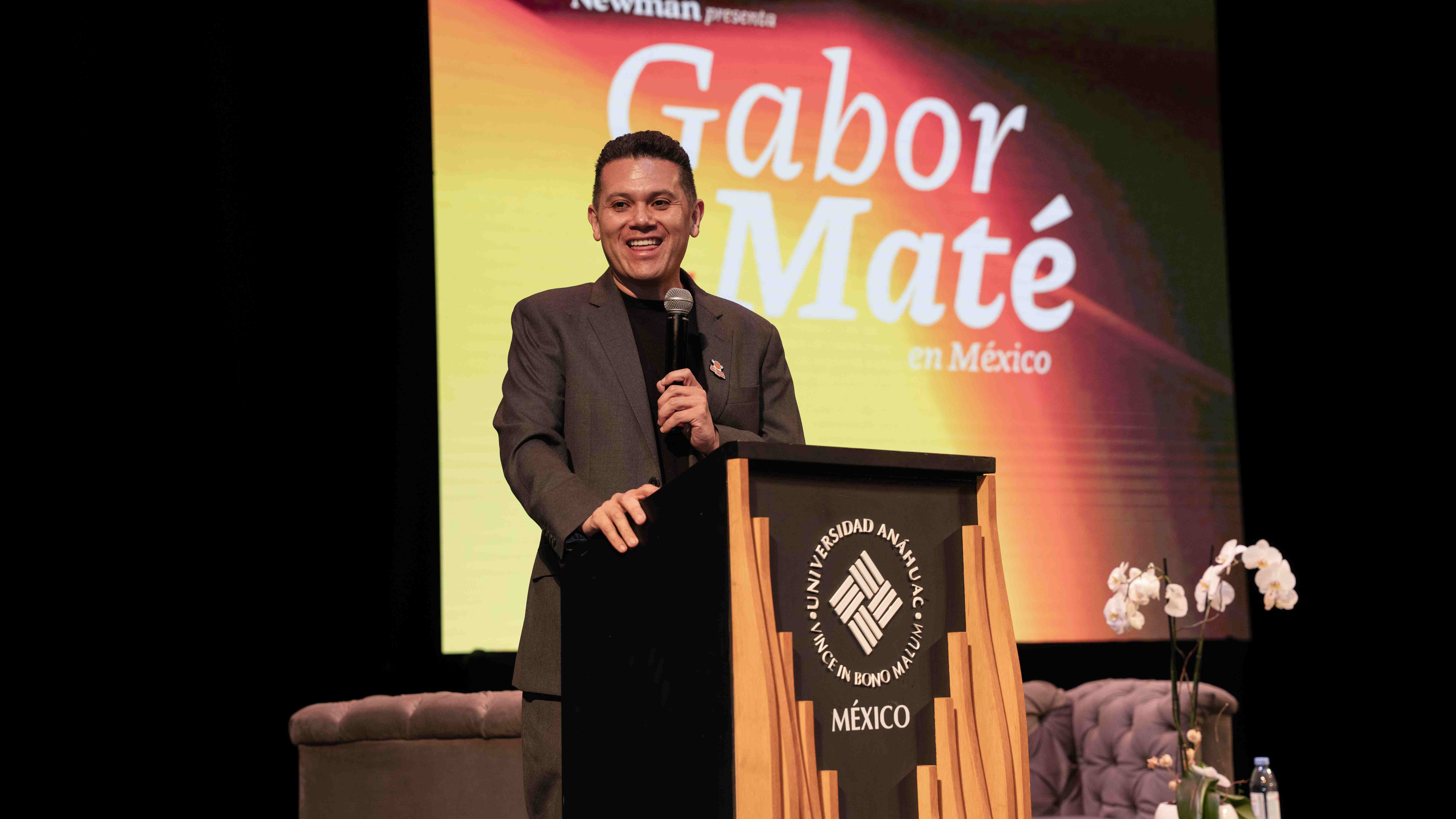Dr. Oscar Rivas durante una conferencia